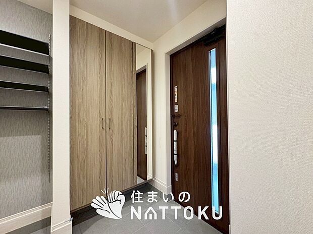 【現地写真（玄関）】玄関には、大型のシューズ収納を設置しています。