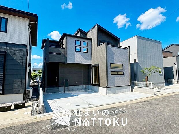 【現地写真（前道含む外観）】軽くて火災に強い屋根材を採用し、地震時の建物への負担や揺れを軽減しています。