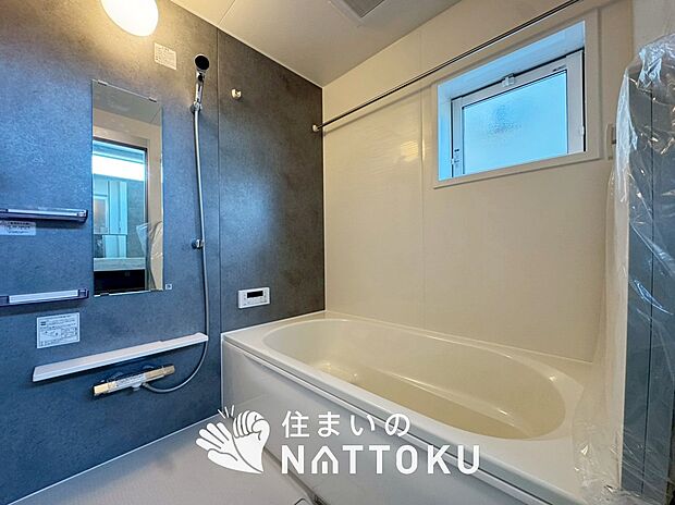 【現地写真（浴室）】浴室暖房乾燥機付き。１坪タイプで広々です。