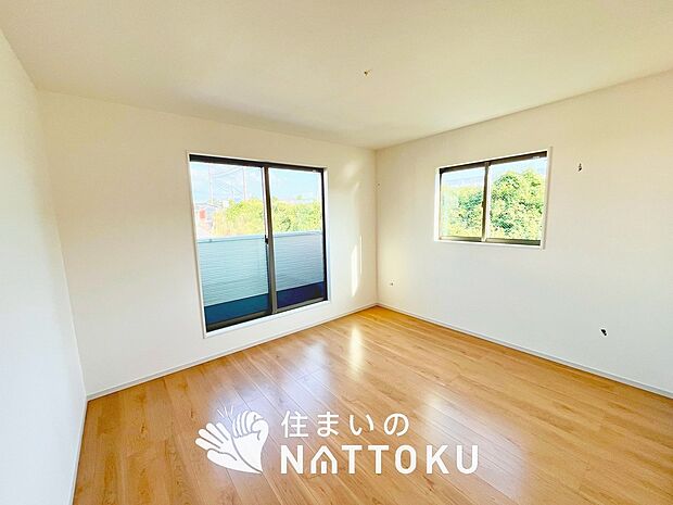 【現地写真(寝室)】木目の美しさを際立たせるシンプルデザインの建具を使用しています。