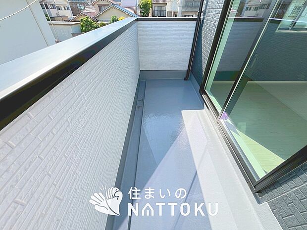 【バルコニー】奥行きが広く、洗濯物をゆったりと干せる十分な広さで、家族の洗濯も捗ります。