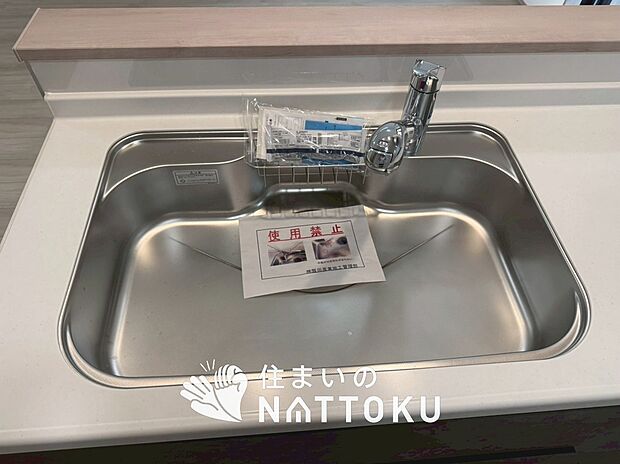 【浄水器内臓ハンドシャワー付シンク】広々とした凸型シンクに洗剤ポケットを標準装備。すっきり収納できます。
また、蛇口の先端に浄水器を内蔵しているため場所をとりません。