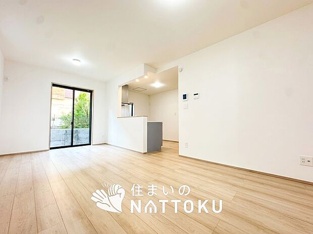 【現地写真(リビング)】フローリング材には、木目、色調など木材特有の風合いがあり、ナチュラルな美しさになっています。