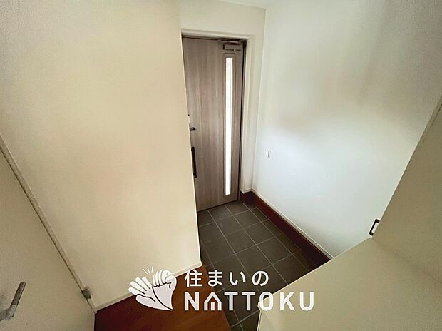 【現地写真（玄関）】玄関には、大型のシューズ収納を設置しています。