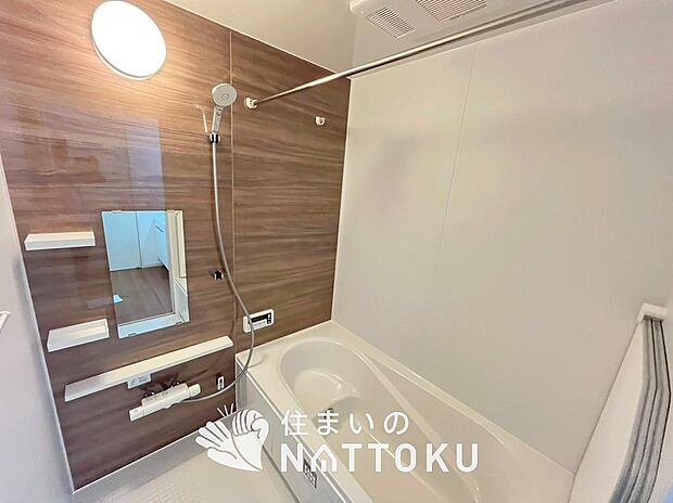 【現地写真（浴室）】浴室暖房乾燥機付き。１坪タイプで広々です。