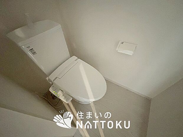 【トイレ】汚れてもサッとひと拭きでお手入れ簡単、エコ仕様の温水洗浄便座付きのトイレです。
バリアフリーにも配慮しています。