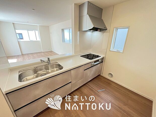【現地写真(キッチン)】収納たっぷりのシステムキッチン、浄水器付水栓を標準装備しています。