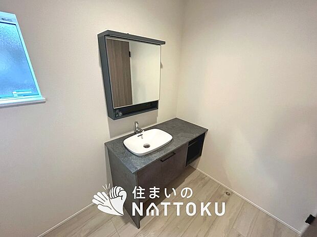 【洗面台・洗面所】鏡の両サイドは、必要なものを取出しやすく、大きな鏡面で朝の準備も快適。
使いやすいリフトアップ機能付きのシングルレバーシャワー水栓付です。
