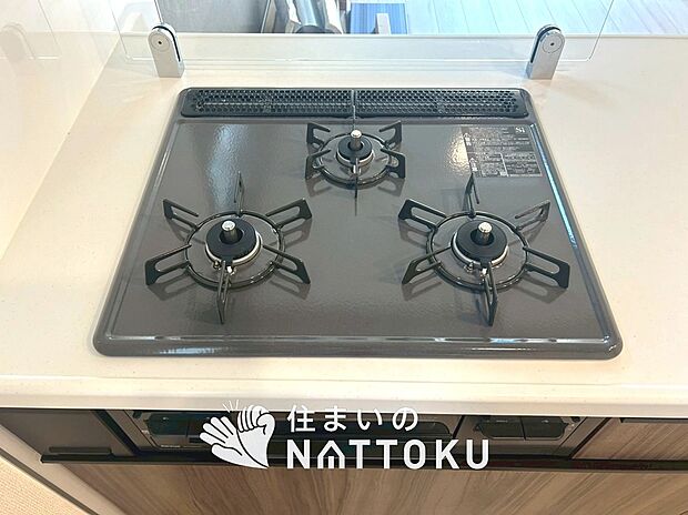 【ビルトインコンロ】フラットな構造で清掃性が高く、過熱防止センサー付３口タイプで日頃の家事も快適です。