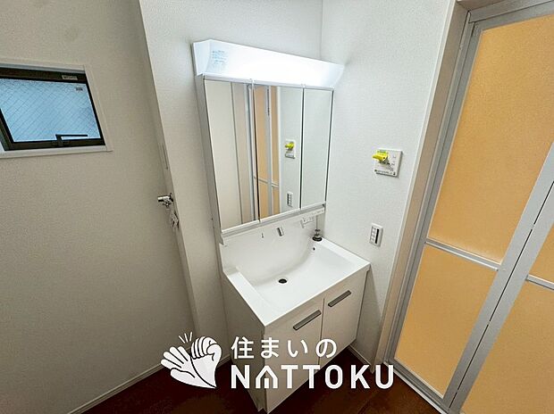 【洗面台・洗面所】鏡の両サイドは、必要なものを取出しやすく、大きな鏡面で朝の準備も快適。
使いやすいリフトアップ機能付きのシングルレバーシャワー水栓付です。
