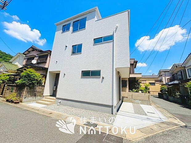 【現地写真（前道含む外観）】断熱性、気密性を高める工夫で一年中ずっと心地よく暮らせる、高気密・高断熱です。