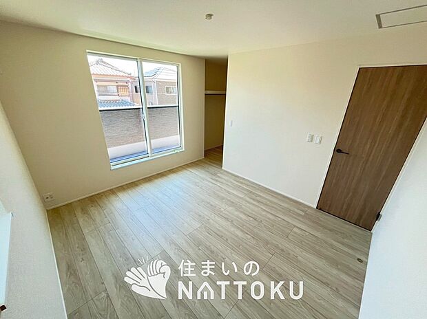 【現地写真（寝室）】木目の美しさを際立たせるシンプルデザインの建具を使用しています。
