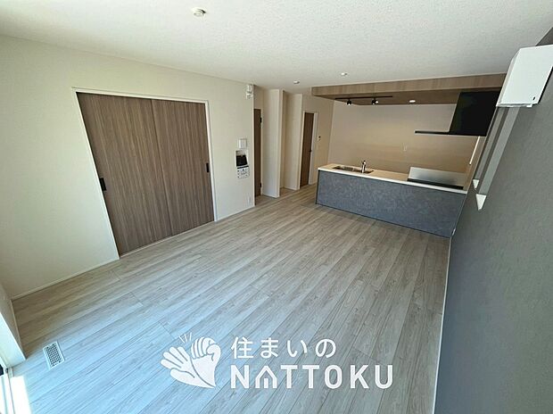 【現地写真（リビング）】フローリング材には、木目、色調など木材特有の風合いがあり、ナチュラルな美しさになっています。