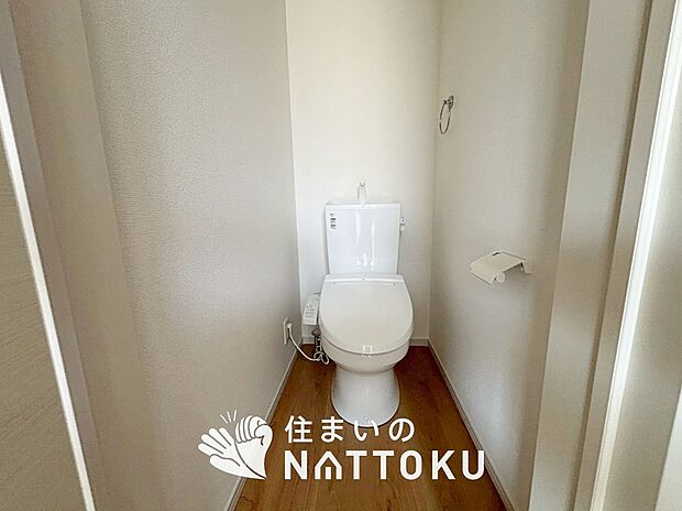 【トイレ】汚れてもサッとひと拭きでお手入れ簡単、エコ仕様の温水洗浄便座付きのトイレです。
バリアフリーにも配慮しています。
