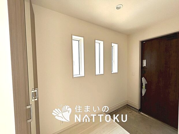 【現地写真（玄関）】玄関には、大型のシューズ収納を設置しています。
