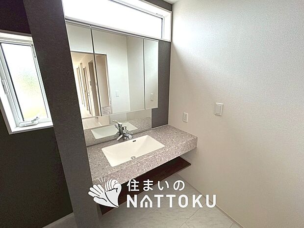 【洗面台・洗面所】鏡の両サイドは、必要なものを取出しやすく、大きな鏡面で朝の準備も快適。
使いやすいリフトアップ機能付きのシングルレバーシャワー水栓付です。
