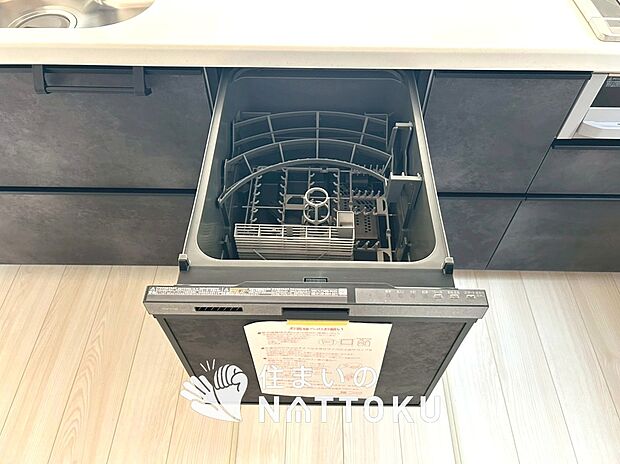 【食器洗い乾燥機】食後の時間にゆとりを与えてくれる食器洗い乾燥機。
操作ボタンも上面にあるので、腰をかがめずに操作ができラクラクです。
