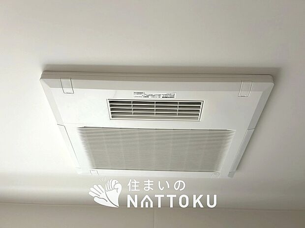【浴室暖房換気乾燥機】寒い冬場はあたたかく、暑い夏場は扇風機のような心地よさです。
雨の日は、浴室が衣類乾燥スペースになります。
