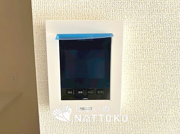 【TVモニター付インターホン】手放し通話ができ、送話表示灯で送話・受話状態が確認できます。
映像と音声で玄関先の様子をチェックできるモニター機能や、夜間の訪問者の顔も確認できるLEDライトを装備しています。
