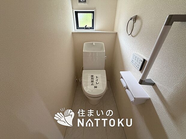 【トイレ】汚れてもサッとひと拭きでお手入れ簡単、エコ仕様の温水洗浄便座付きのトイレです。
バリアフリーにも配慮しています。
