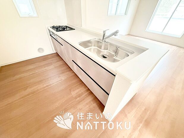 【現地写真（キッチン）】収納たっぷりのシステムキッチン、浄水器付水栓を標準装備しています。