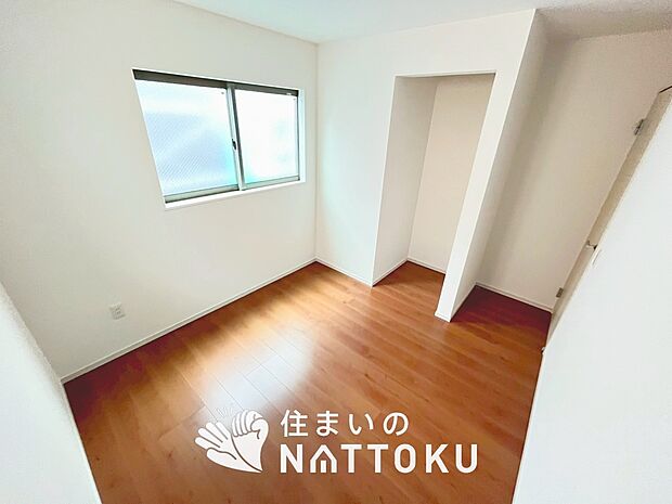 【現地写真（洋室）】木目の美しさを際立たせるシンプルデザインの建具を使用しています。