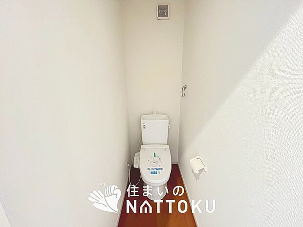 【トイレ】汚れてもサッとひと拭きでお手入れ簡単、エコ仕様の温水洗浄便座付きのトイレです。
バリアフリーにも配慮しています。
