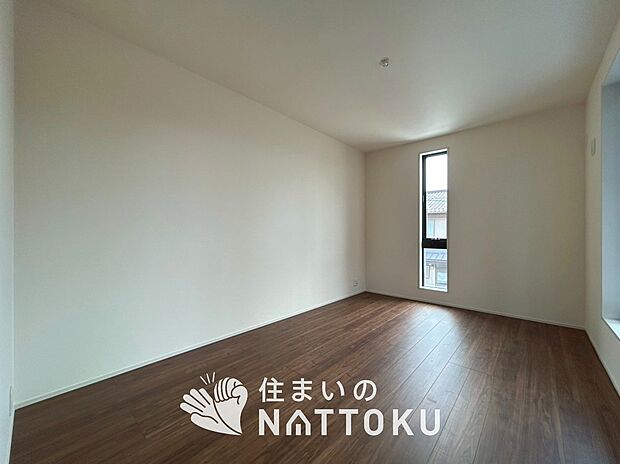 【現地写真（寝室）】木目の美しさを際立たせるシンプルデザインの建具を使用しています。