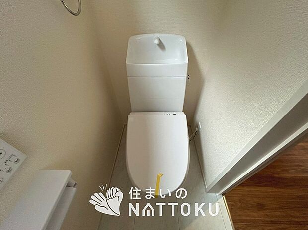 【トイレ】汚れてもサッとひと拭きでお手入れ簡単、エコ仕様の温水洗浄便座付きのトイレです。
バリアフリーにも配慮しています。
