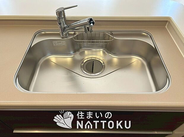 【浄水器内臓型ハンドシャワー付シンク】傷や汚れが付きにくい静音仕様の全面エンボス加工シンク。
また、蛇口の先端に浄水器を内蔵。浄水シャワーが使える毎分4リットルのたっぷり浄水。

