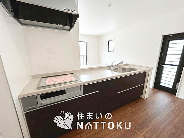 【現地写真（キッチン）】収納たっぷりのシステムキッチン、浄水器付水栓を標準装備しています。