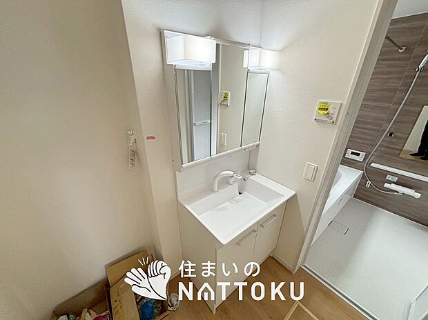 【洗面台・洗面所】鏡の両サイドは、必要なものを取出しやすく、大きな鏡面で朝の準備も快適。
使いやすいリフトアップ機能付きのシングルレバーシャワー水栓付です。
