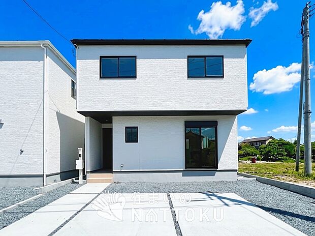 【現地写真（外観）【１号地】】軽くて火災に強い屋根材を採用し、地震時の建物への負担や揺れを軽減しています。