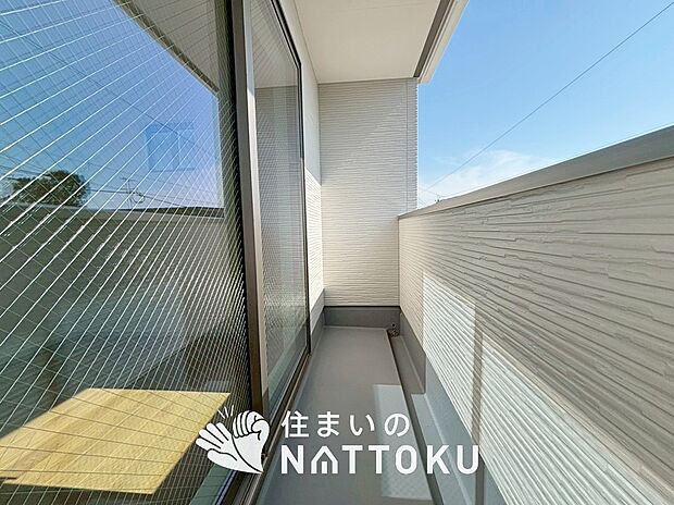 【バルコニー】奥行きが広く、洗濯物をゆったりと干せる十分な広さで、家族の洗濯も捗ります。