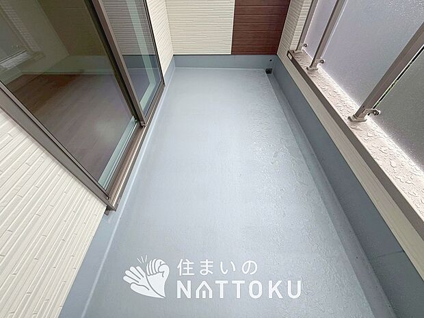 【バルコニー】奥行きが広く、洗濯物をゆったりと干せる十分な広さで、家族の洗濯も捗ります。