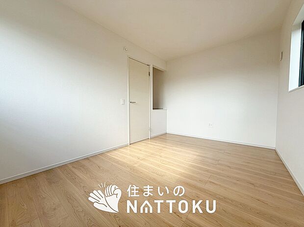 【現地写真（寝室）】木目の美しさを際立たせるシンプルデザインの建具を使用しています。