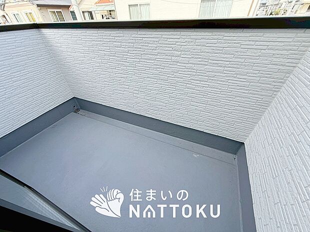 【バルコニー】奥行きが広く、洗濯物をゆったりと干せる十分な広さで、家族の洗濯も捗ります。