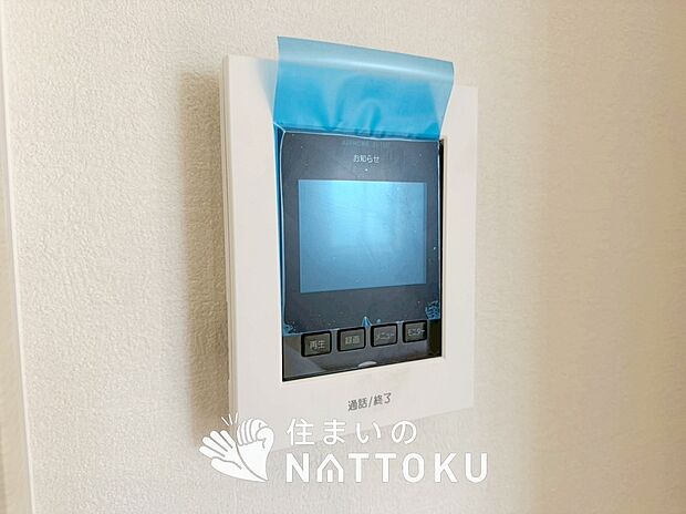 【TVモニター付インターホン】来訪者を画像と音声で確認できる、防犯性に優れた安心のシステム。
スッキリしたデザインで、誰でも簡単に操作できます。
