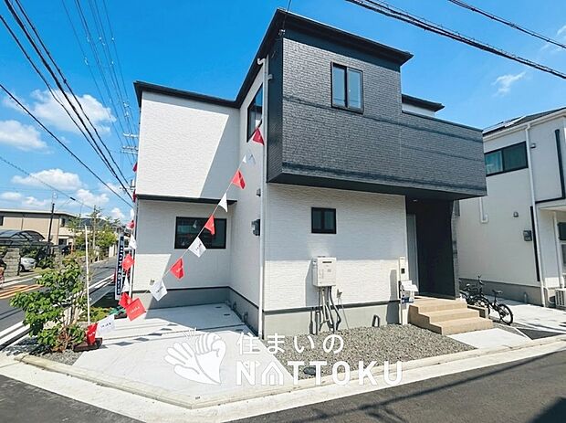 【現地写真（外観）【２号地】】軽くて火災に強い屋根材を採用し、地震時の建物への負担や揺れを軽減しています。