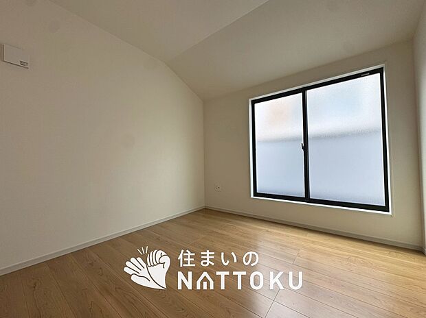 【現地写真（洋室）】木目の美しさを際立たせるシンプルデザインの建具を使用しています。