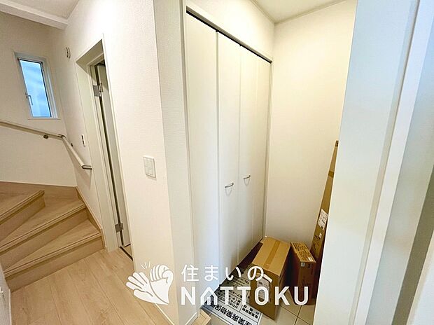 【現地写真（玄関）】玄関には、大型のシューズ収納を設置しています。