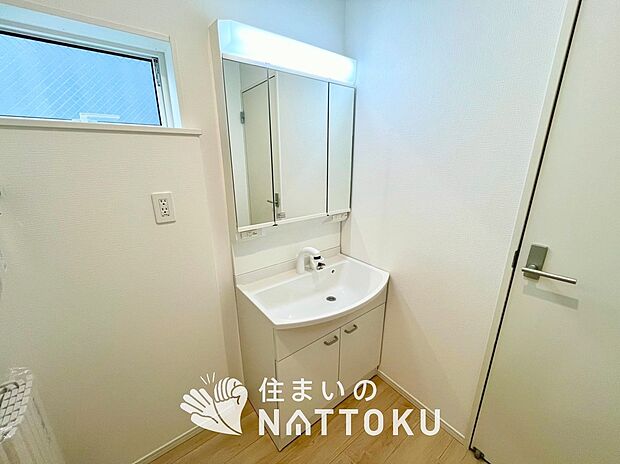 【洗面台・洗面所】鏡の両サイドは、必要なものを取出しやすく、大きな鏡面で朝の準備も快適。
使いやすいリフトアップ機能付きのシングルレバーシャワー水栓付です。
