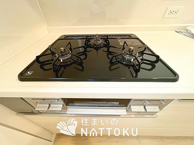 【ビルトインコンロ】フラットな構造で清掃性が高く、過熱防止センサー付３口タイプで日頃の家事も快適です。