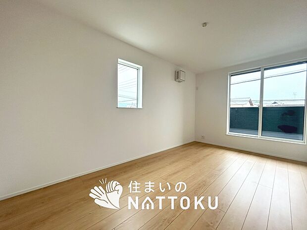 【現地写真（寝室）】木目の美しさを際立たせるシンプルデザインの建具を使用しています。