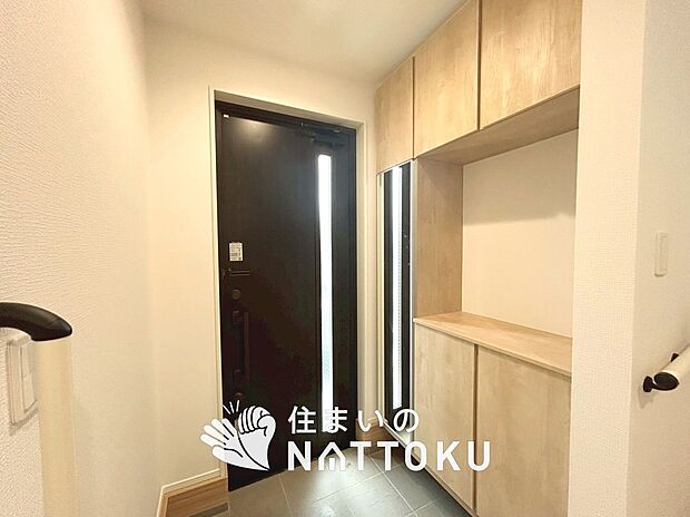 【現地写真（玄関）】玄関には、大型のシューズ収納を設置しています。