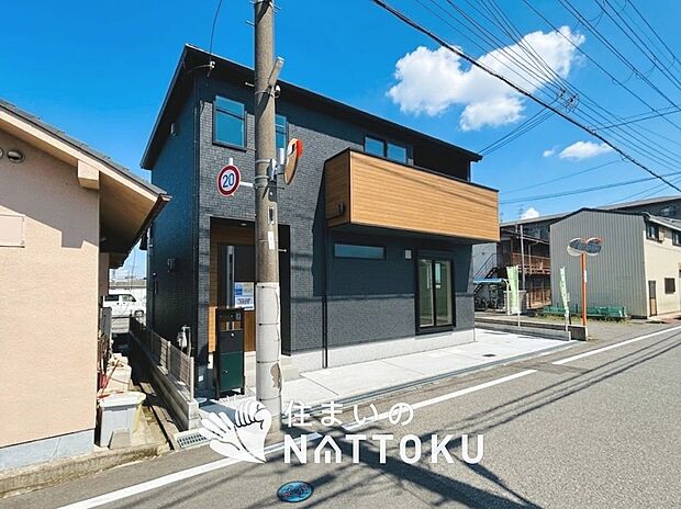 【現地写真（前道含む外観）】健康被害に配慮したもっとも安全性の高い建材を採用し、シックハウス対策をしております。