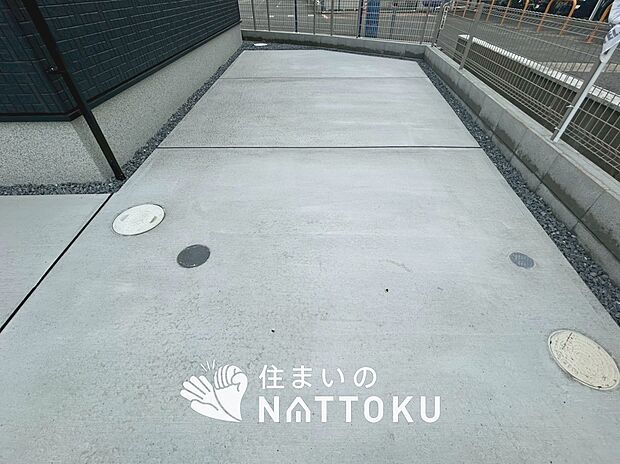 【現地写真（駐車場）】駐車スペースが広く、運転が苦手な方も安心です。