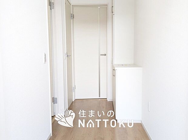 【現地写真（玄関）】玄関には、大型のシューズ収納を設置しています。