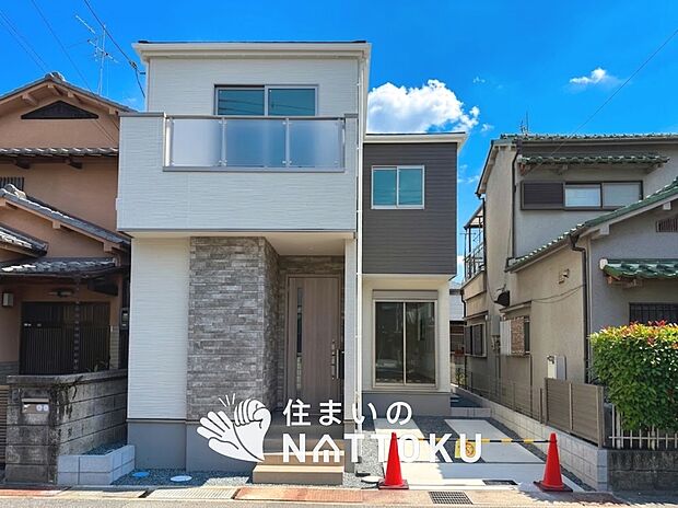 【現地写真（外観）】軽くて火災に強い屋根材を採用し、地震時の建物への負担や揺れを軽減しています。