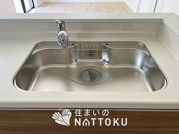 【浄水器内臓ハンドシャワー付シンク】広々とした凸型シンクに洗剤ポケットを標準装備。すっきり収納できます。
また、蛇口の先端に浄水器を内蔵しているため場所をとりません。
